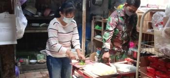 Bantu Goreng Bakwan Sebagai Camilan Satgas TMMD 110 Bojonegoro